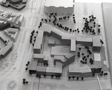 813327 Afbeelding van een maquette voor het stedebouwkundig plan Leidseveer, dat nooit gerealiseerd is.